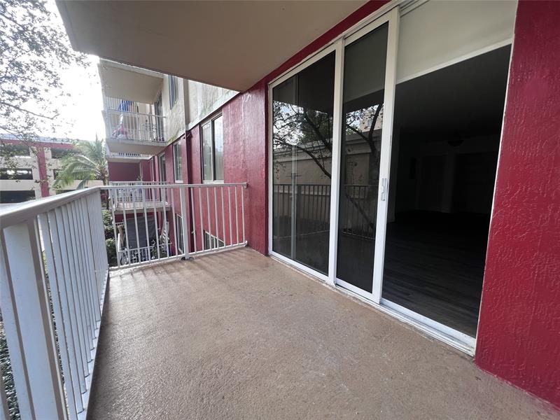Image 11 of 18 For 18335 68 Ave  255-323