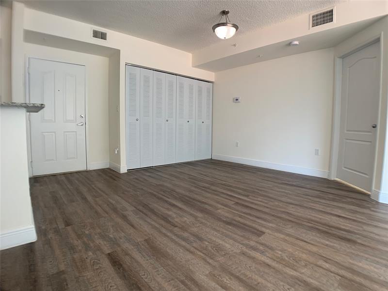 Image 4 of 18 For 18335 68 Ave  255-323