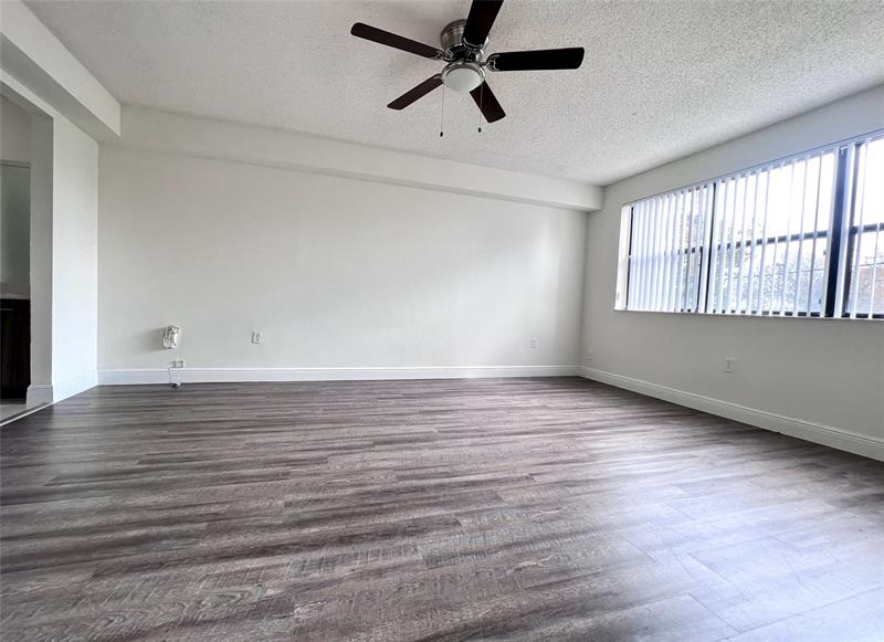Image 9 of 18 For 18335 68 Ave  255-323