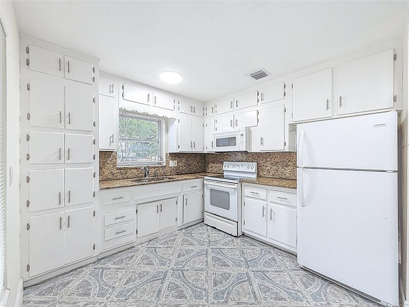 Image 24 of 31 For 242 26th Ct  