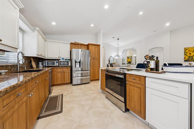 Image 12 of 26 For 6668 Rienzo St