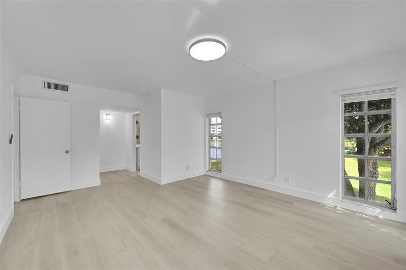 Image 19 of 27 For 2801 Palm Aire Dr  201