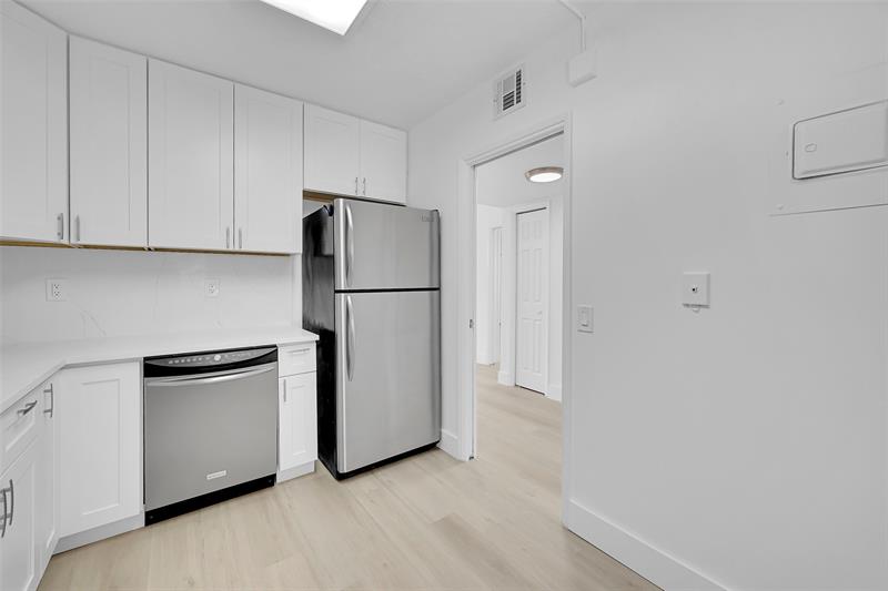 Image 7 of 27 For 2801 Palm Aire Dr  201