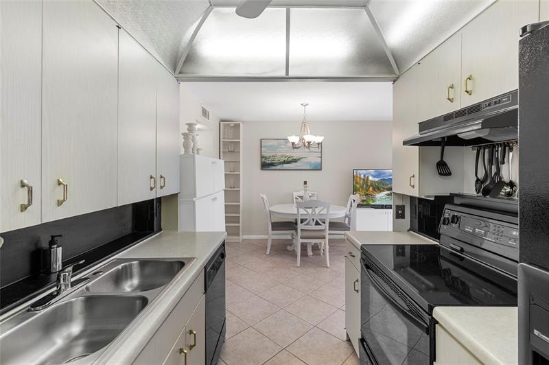 Image 13 of 50 For 3028 Cambridge B  3028