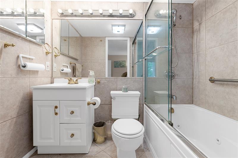 Image 22 of 50 For 3028 Cambridge B  3028