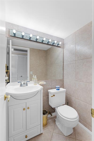 Image 24 of 50 For 3028 Cambridge B  3028