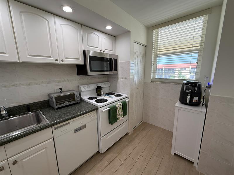 Image 13 of 36 For 5300 24th Ter  525c