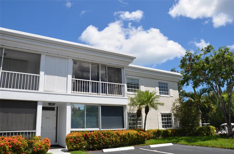 Image 4 of 30 For 6201 Bay Club Dr  4