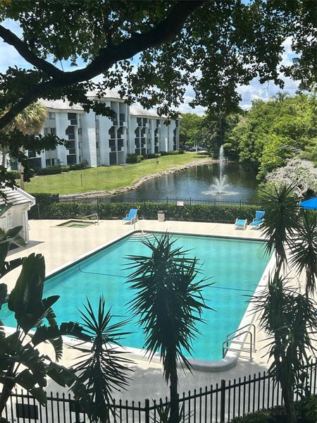 Image 4 of 14 For 711 Pine Island Rd  319