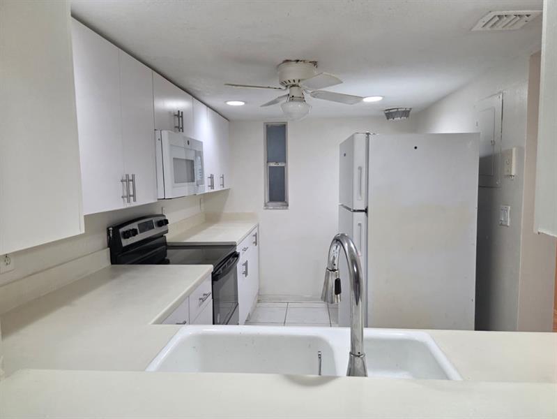 Image 5 of 20 For 7901 Colony Cir  101