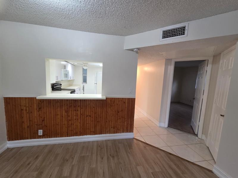 Image 9 of 20 For 7901 Colony Cir  101