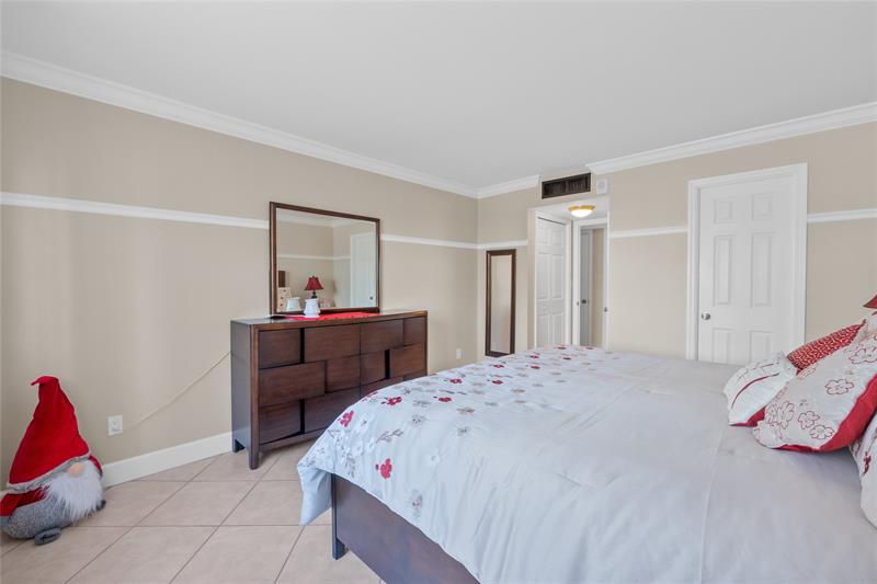 Image 4 of 25 For 1849 Ocean Dr  215