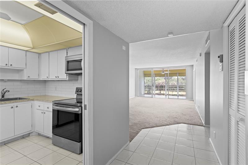 Image 10 of 22 For 575 Oaks Ln  403