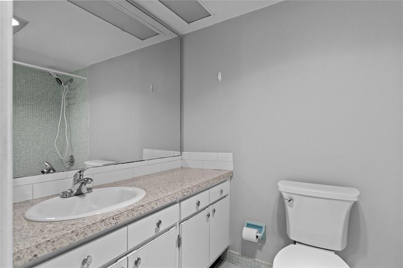 Image 15 of 22 For 575 Oaks Ln  403