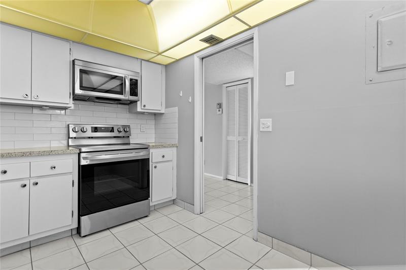 Image 6 of 22 For 575 Oaks Ln  403