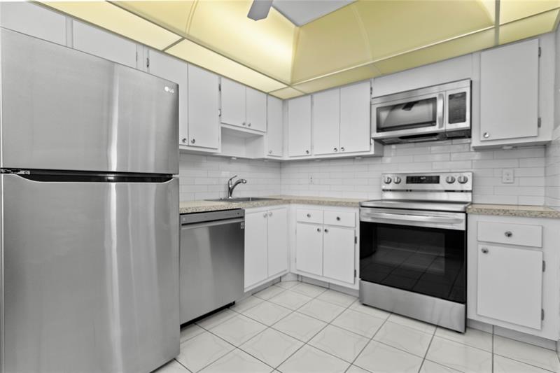 Image 7 of 22 For 575 Oaks Ln  403