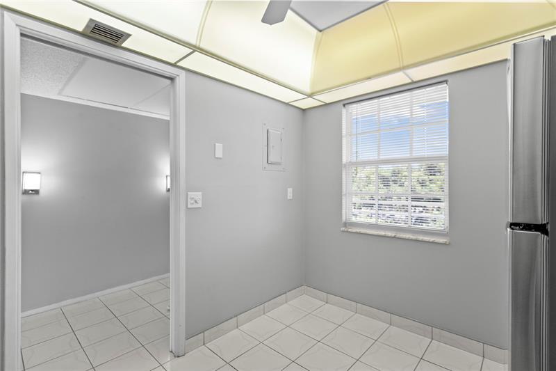 Image 8 of 22 For 575 Oaks Ln  403