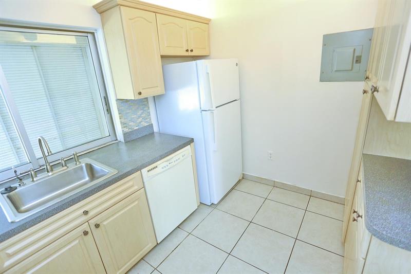 Image 18 of 30 For 9151 Lime Bay Blvd  310