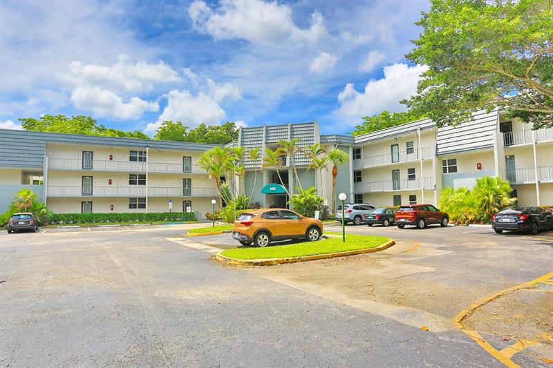 Image 4 of 30 For 9151 Lime Bay Blvd  310