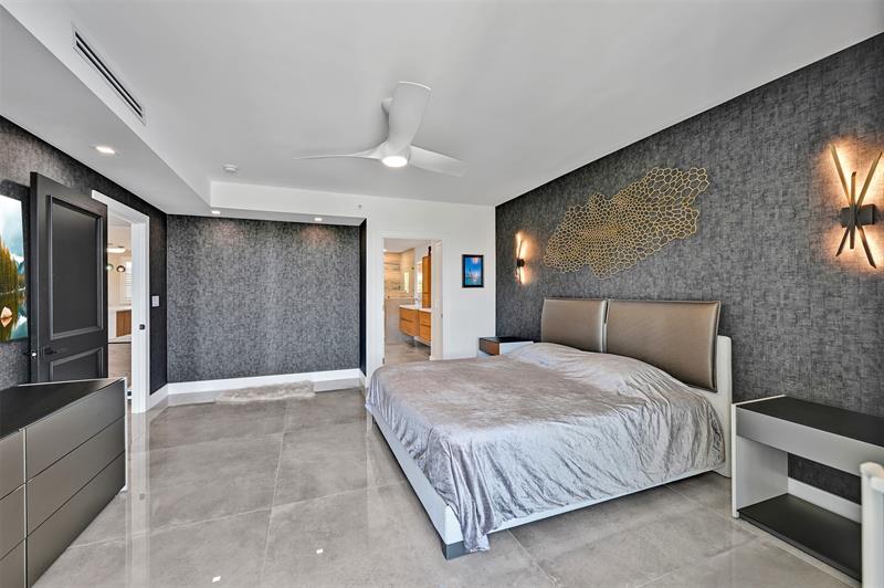 Image 25 of 52 For 2880 14th Street Cswy  108