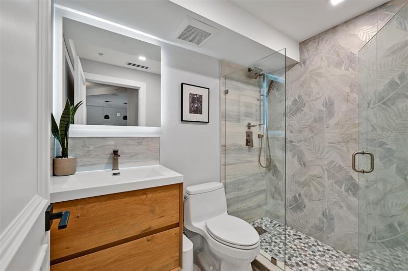 Image 33 of 52 For 2880 14th Street Cswy  108