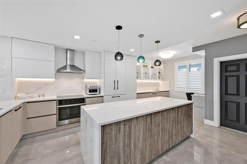 Image 5 of 52 For 2880 14th Street Cswy  108