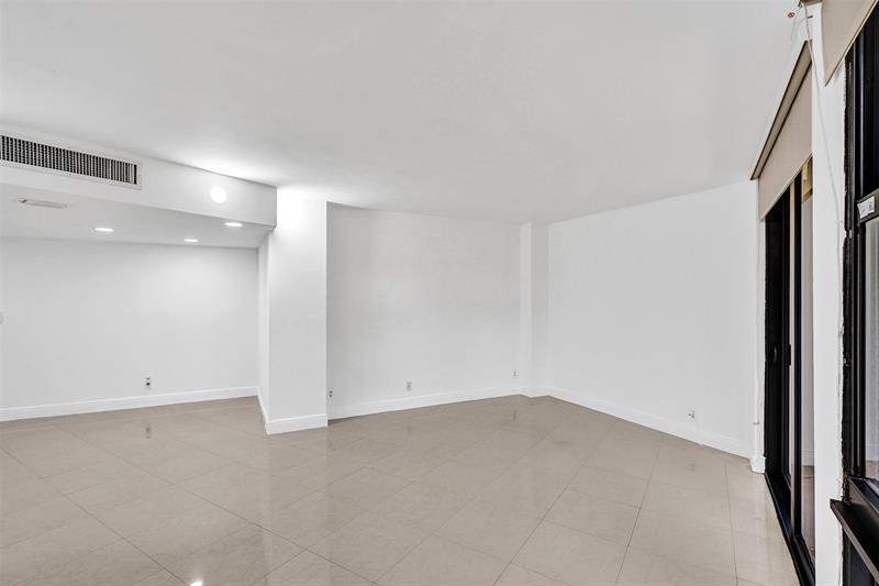 Image 19 of 45 For 20400 Country Club Dr  118