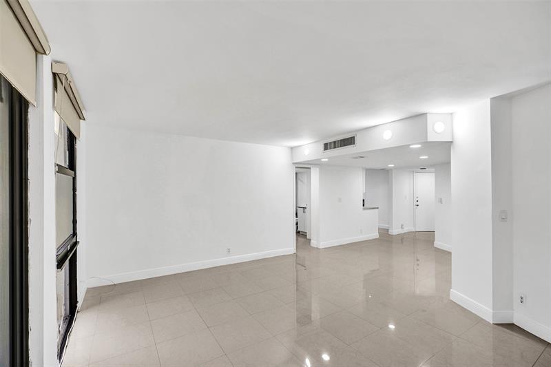 Image 20 of 45 For 20400 Country Club Dr  118