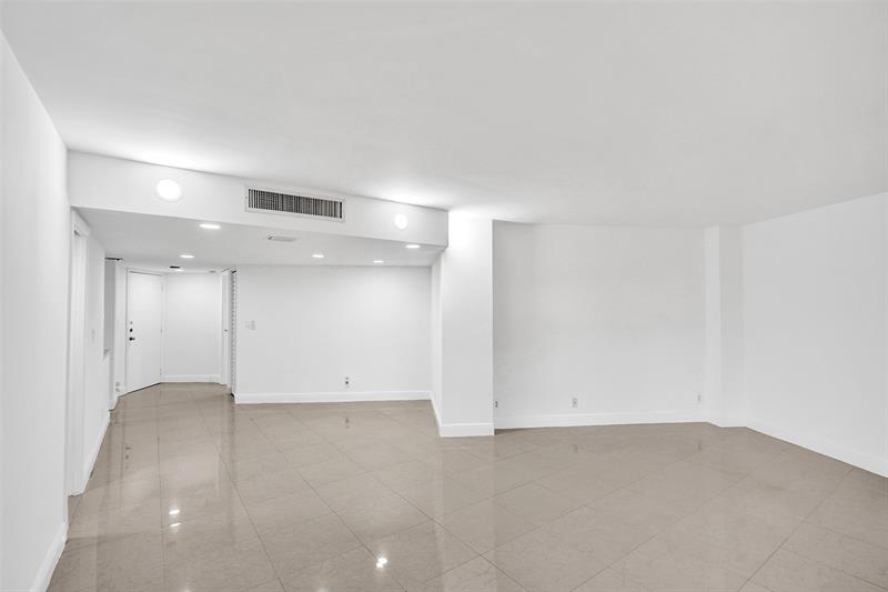 Image 21 of 45 For 20400 Country Club Dr  118