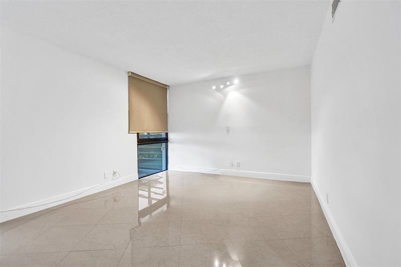 Image 26 of 45 For 20400 Country Club Dr  118