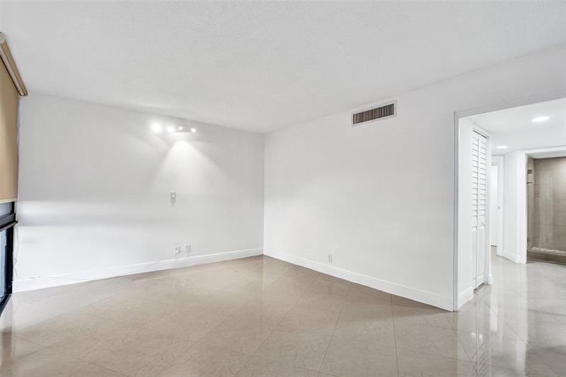 Image 27 of 45 For 20400 Country Club Dr  118