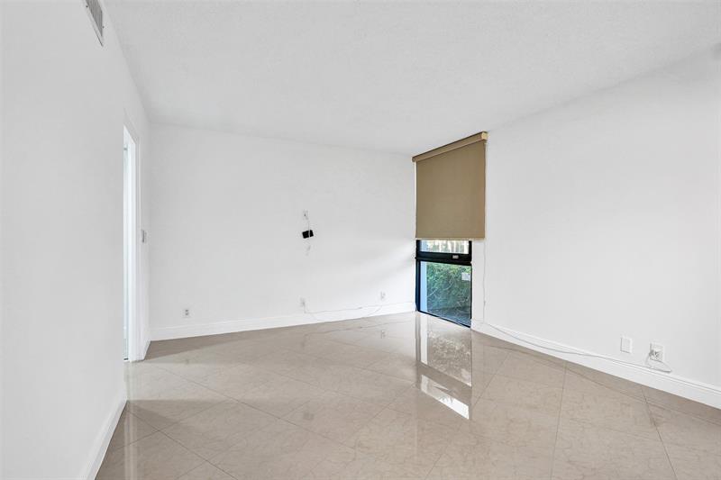 Image 29 of 45 For 20400 Country Club Dr  118