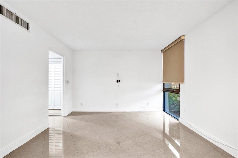 Image 30 of 45 For 20400 Country Club Dr  118