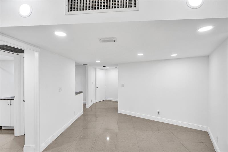 Image 33 of 45 For 20400 Country Club Dr  118