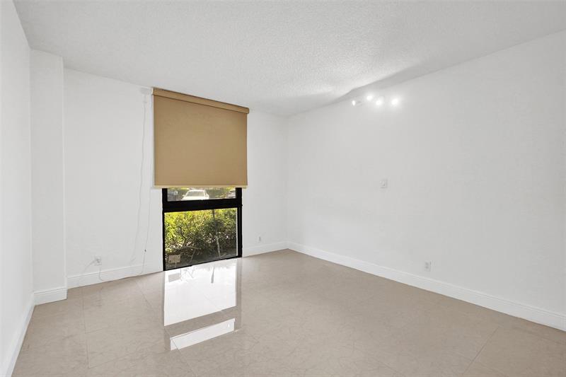 Image 36 of 45 For 20400 Country Club Dr  118