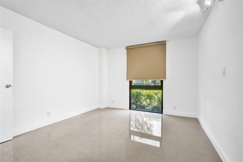 Image 37 of 45 For 20400 Country Club Dr  118