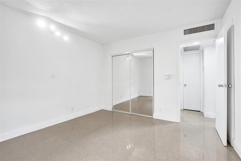 Image 38 of 45 For 20400 Country Club Dr  118