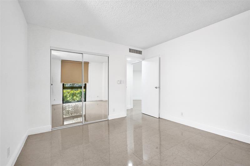 Image 39 of 45 For 20400 Country Club Dr  118
