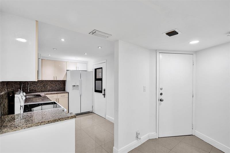 Image 5 of 45 For 20400 Country Club Dr  118