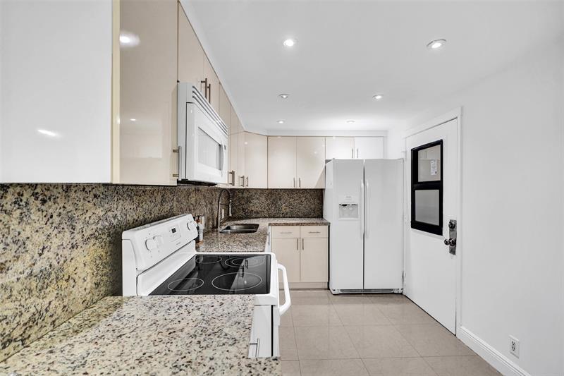 Image 6 of 45 For 20400 Country Club Dr  118