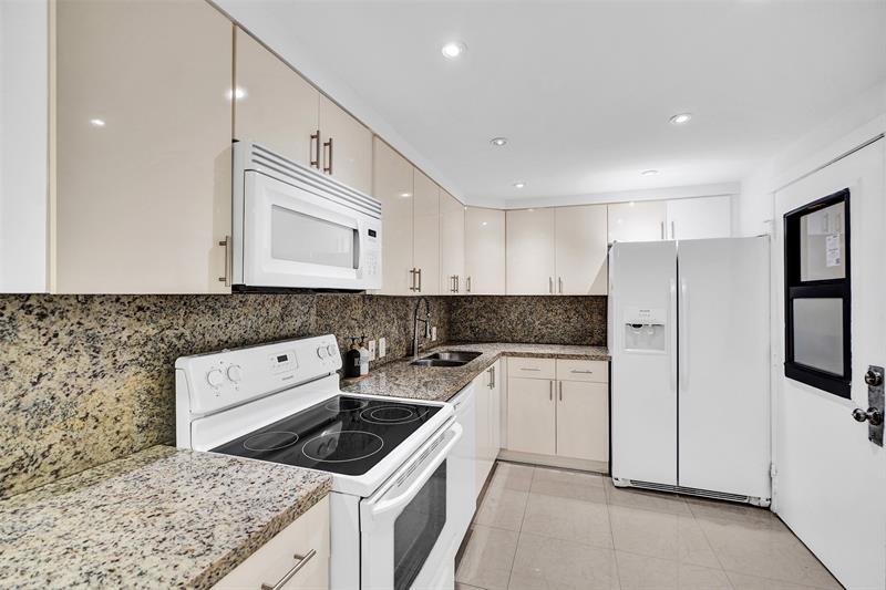 Image 7 of 45 For 20400 Country Club Dr  118