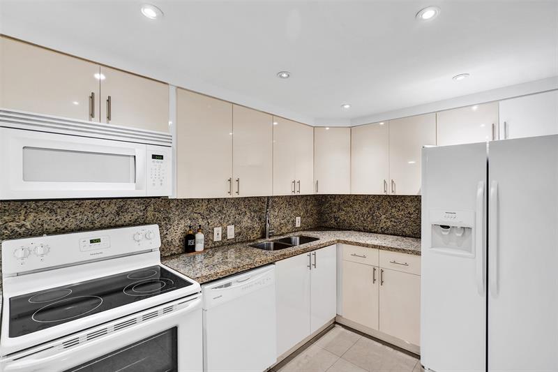 Image 8 of 45 For 20400 Country Club Dr  118