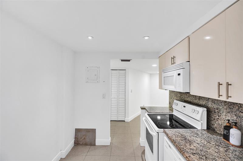 Image 9 of 45 For 20400 Country Club Dr  118