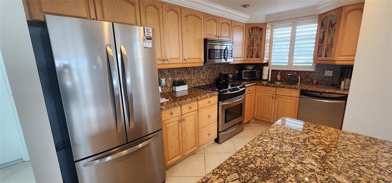 Image 30 of 48 For 299 Riverside Dr  608