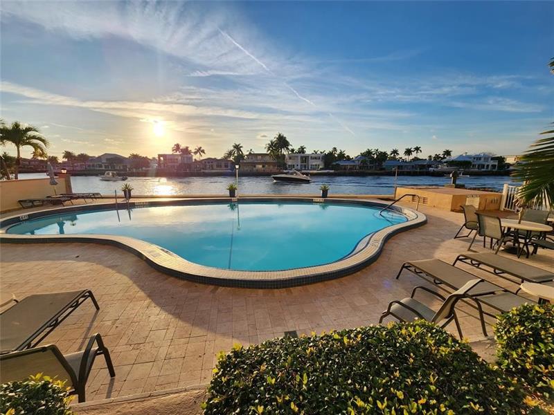 Image 4 of 48 For 299 Riverside Dr  608