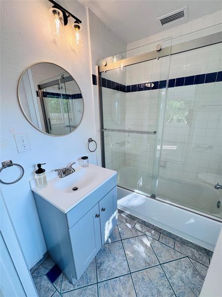 Image 21 of 37 For 719 38th St  