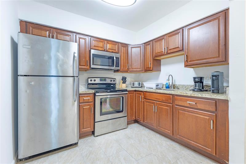 Image 3 of 4 For 210 40th St  214