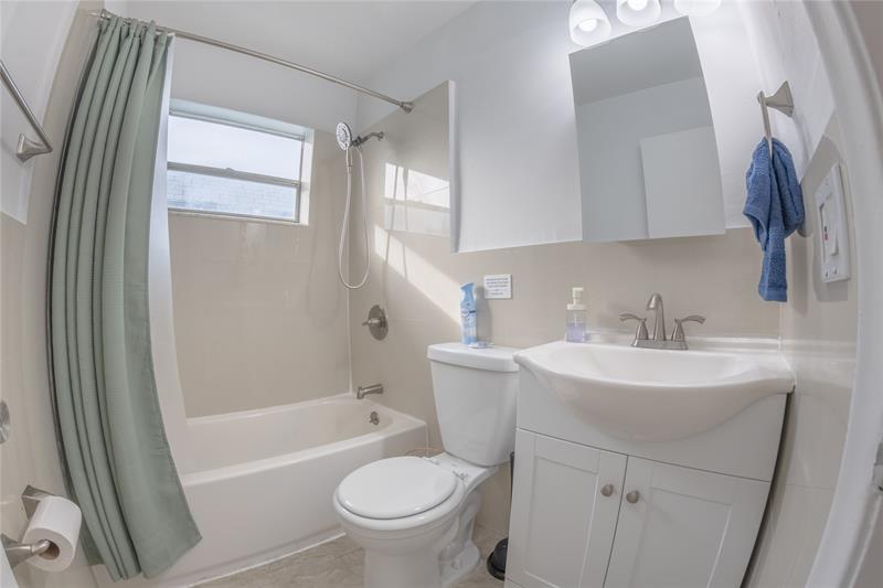 Image 4 of 4 For 210 40th St  214