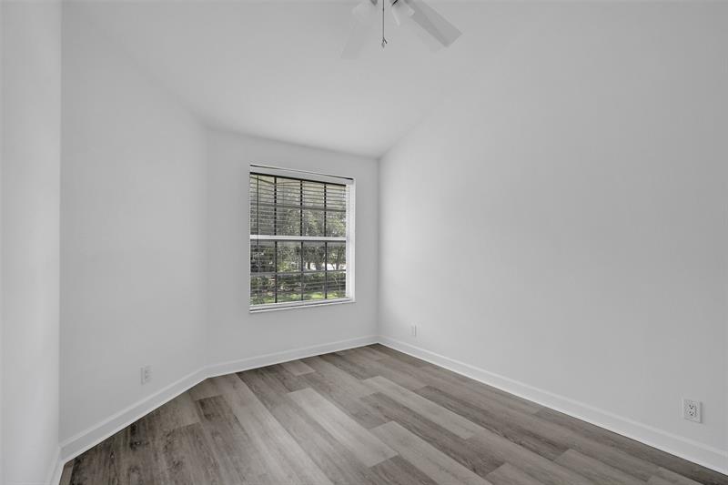 Image 33 of 52 For 11652 19th Dr