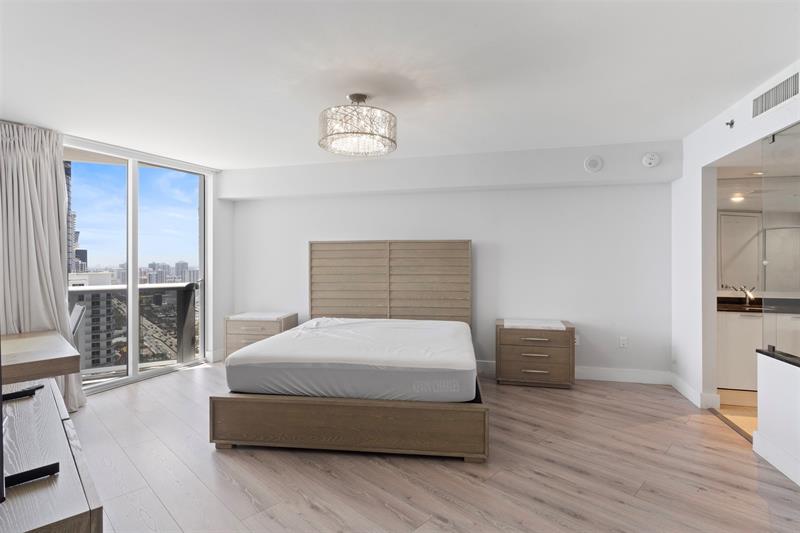 Image 17 of 53 For 18911 Collins Ave  3003